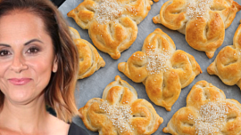 Laďka Něrgešová upekla dokonalé housky plněné sýrem: Křupavé a vláčné pečivo zvládne každý, mimo chutí oslní i vzhledem