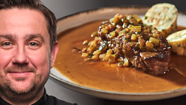 Úžasná roštěná po znojemsku podle Jana Punčocháře: Šťavnaté maso skvěle doplňuje nakyslá omáčka s chutí okurek