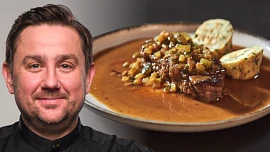 Úžasná roštěná po znojemsku podle Jana Punčocháře: Šťavnaté maso skvěle doplňuje nakyslá omáčka s chutí okurek