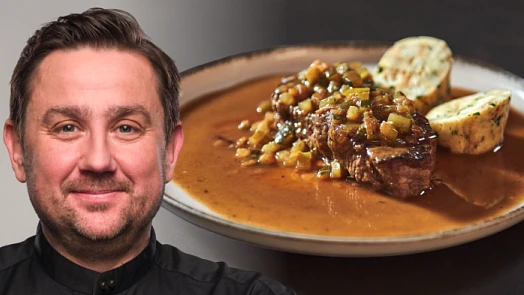 Úžasná roštěná po znojemsku podle Jana Punčocháře: Šťavnaté maso skvěle doplňuje nakyslá omáčka s chutí okurek