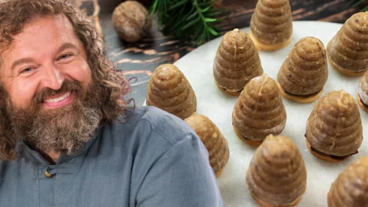 Báječná vosí hnízda podle Josefa Maršálka: Spojení ořechového těsta s vaječňákem a lineckým zajistí perfektní výsledek