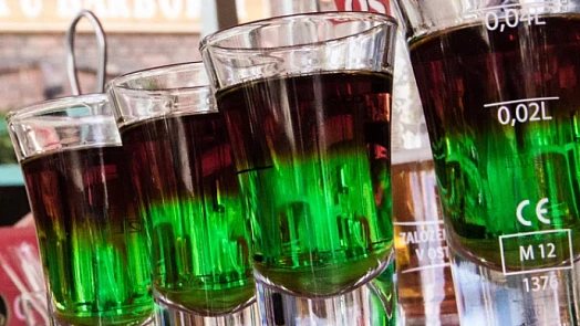 Beton, Semafor i Žabí hlen: Recepty na retro koktejly, které frčely v socialismu, můžete otestovat i dnes