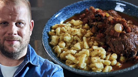 Vepřová líčka na červeném víně podle šéfkuchaře Petra Hajného: Šťavnaté maso s výraznou omáčkou si zamiluje každý