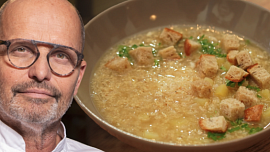 Česnečka podle Zdeňka Pohlreicha: K silné polévce s bramborami a vejcem patří speciální krutony se špekem