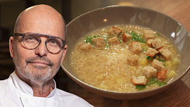 Česnečka podle Zdeňka Pohlreicha: K silné polévce s bramborami a vejcem patří speciální krutony se špekem