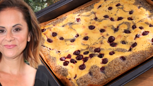 Krásně vláčná litá buchta podle Laďky Něrgešové: Voní mákem a vanilkou, šťavnatost jí dodávají kompotované višně