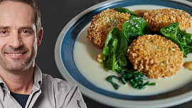 Vynikající bezmasé karbanátky podle Marka Fichtnera: Voní konfitovaným česnekem a modrým sýrem, špenát doplňuje chuť