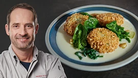 Vynikající bezmasé karbanátky podle Marka Fichtnera: Voní konfitovaným česnekem a modrým sýrem, špenát doplňuje chuť