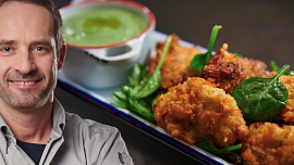 Luxusní smažené sýrové knedlíčky podle Marka Fichtnera: Křupavou dobrotu doplňte perfektní špenátovou majonézou