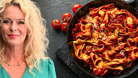 Těstoviny s rajčaty a špenátem z jednoho pekáče podle Lucie Benešové: Je to rychlé, jednoduché a skvělé, směje se herečka