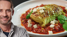 Rajská omáčka s plněným kapustovým listem podle Marka Fichtnera: Bezmasá varianta oblíbené klasiky chutná perfektně