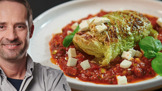 Rajská omáčka s plněným kapustovým listem podle Marka Fichtnera: Bezmasá varianta oblíbené klasiky chutná perfektně