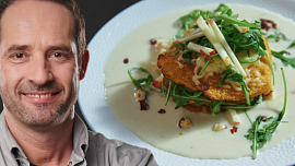 Křupavé dýňové lívance podle Marka Fichtnera: Omáčka s podmáslím voní bylinkami a perfektně jídlo doladí