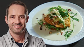 Křupavé dýňové lívance podle Marka Fichtnera: Omáčka s podmáslím voní bylinkami a perfektně jídlo doladí