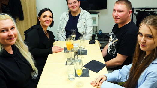 Děsivý díl pořadu Prostřeno! v Havířově: Hosté zvraceli a hostitelka se s pláčem hroutila, nepomohly ani chlebíčky