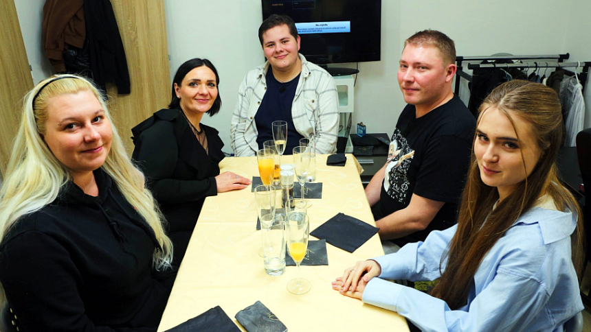 Děsivý díl pořadu Prostřeno! v Havířově: Hosté zvraceli a hostitelka se s pláčem hroutila, nepomohly ani chlebíčky