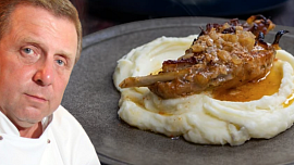 Jaroslav Sapík prozradil, jak na šťavnatého králíka: Perfektní chuť dodá vepřové maso i spousta cibule