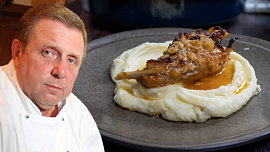 Jaroslav Sapík prozradil, jak na šťavnatého králíka: Perfektní chuť dodá vepřové maso i spousta cibule