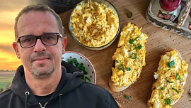 Vajíčková pomazánka se speciálním dresinkem: Těhotnej kuchař ukázal, jak použít volská oka do vylepšené majonézy