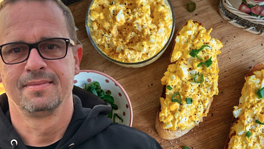 Vajíčková pomazánka se speciálním dresinkem: Těhotnej kuchař ukázal, jak použít volská oka do vylepšené majonézy