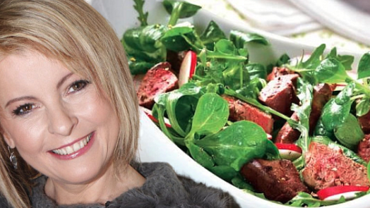 Iveta Bartošová v kuchyni: Pro Artura pekla kuře, sama si ráda dala salát s kuřecími játry a slaninou