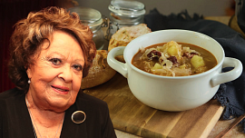 Jiřina Bohdalová má skvělý recept na zelňačku: Najdete v ní klobásu, uzené i houby