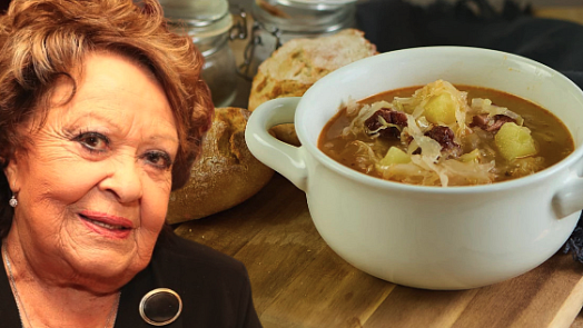 Jiřina Bohdalová má skvělý recept na zelňačku: Najdete v ní klobásu, uzené i houby