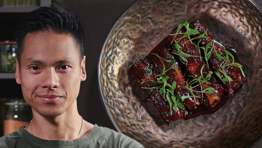 Khanh Ta radí, jak na dokonale měkká žebra: Nevařte je, v karamelové omáčce se musí jen pomalu táhnout, říká