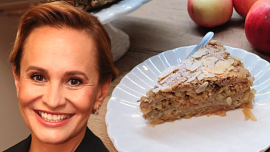 Jablečný koláč podle Moniky Absolonové: Jablky se nešetří a těsto nemusíte míchat ani válet