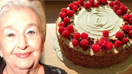 Masarykův dort podle Stelly Zázvorkové je plný jablek a ořechů. Mouku vůbec nepotřebujete