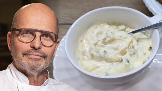 Zdeněk Pohlreich prozradil svůj postup na domácí tatarku. Používá dijonskou hořčici, šalotku a speciální okurčičky
