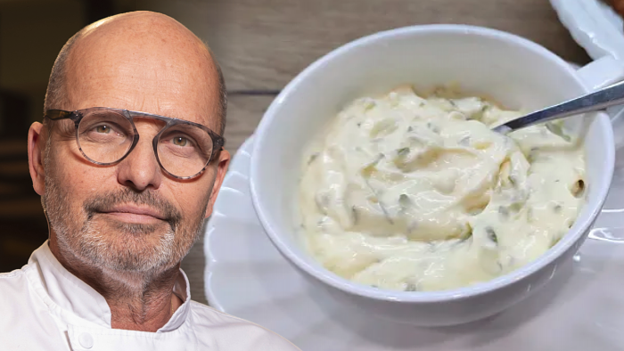 Zdeněk Pohlreich prozradil svůj postup na domácí tatarku. Používá dijonskou hořčici, šalotku a speciální okurčičky