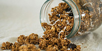 Domácí granola se vyplatí: Je levnější, zdravější a bez zbytečných cukrů. Navíc si ji připravíte podle chuti