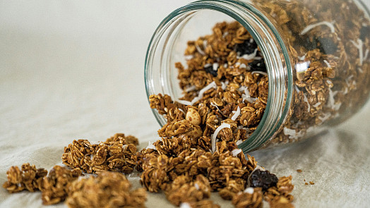 Domácí granola se vyplatí: Je levnější, zdravější a bez zbytečných cukrů. Navíc si ji připravíte podle chuti