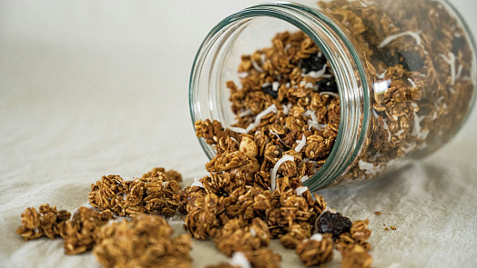 Domácí granola se vyplatí: Je levnější, zdravější a bez zbytečných cukrů. Navíc si ji připravíte podle chuti