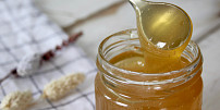 Léčivý med pomáhá proti bakteriím i kašli. Je lepší světlý, nebo tmavý?
