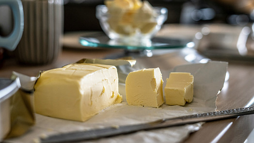 Máslo, nebo jen drahá voda? Naučte se poznat poctivou kostku od předražené náhražky, ať nejste zklamaní