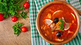 Levná a rychlá polévka soljanka: Využití zbytků vykouzlí skvělý sytý pokrm plný chutí a mnoha výrazných ingrediencí