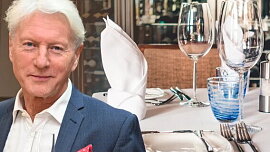 Ladislav Špaček radí: Co si obléct na dovolené do hotelové restaurace a proč nechodit v plavkách