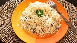 Špagety carbonara po česku: Jak připravit krémové těstoviny, aby se omáčka nesrazila