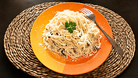 Špagety carbonara po česku: Jak připravit krémové těstoviny, aby se omáčka nesrazila