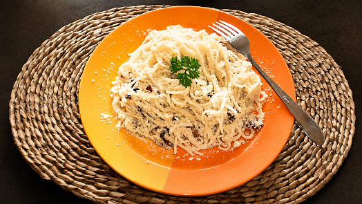 Špagety carbonara po česku: Jak připravit krémové těstoviny, aby se omáčka nesrazila