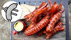 Vyzkoušeli jsme osm nejlepších způsobů, jak správně nařezat špekáčky: Takhle se dokonale propečou a nespálí