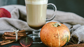 Pumpkin spice latte: Podzimní kávový hit připravíte doma za pouhých 22 Kč, v kavárně za něj „vysolíte“ až 150 Kč