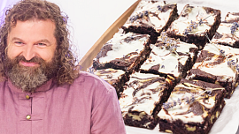 Buchty po ránu: Brownies cheesecake podle Josefa Maršálka jsou krásně vláčné a překvapí netradiční chutí a vůní