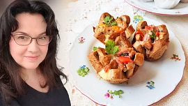 Holka u plotny radí: Hnízda z toustového chleba se slaninou, šunkou a sýrem jsou skvělou svačinkou nejen do školy