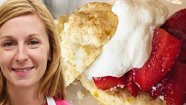 Jahodový shortcake: Legendární moučník podle slavné americké cukrářky Christiny Tosi je vláčný a křehký díky máslu a smetaně