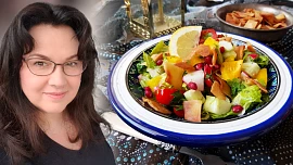 Holka u plotny radí: Arabský salát fattoush voní exotickým kořením a je plný zeleniny. Křupavost zajistí navíc i osmažené kousky pity