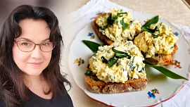 Holka u plotny radí: Jednoduchá vajíčková pomazánka s medvědím česnekem přivolá jaro a hodí se i k večeři