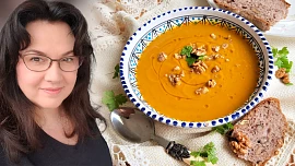 Holka u plotny radí: Krémová dýňová polévka s pečeným česnekem a vlašskými ořechy může být skvělým letním oběděm